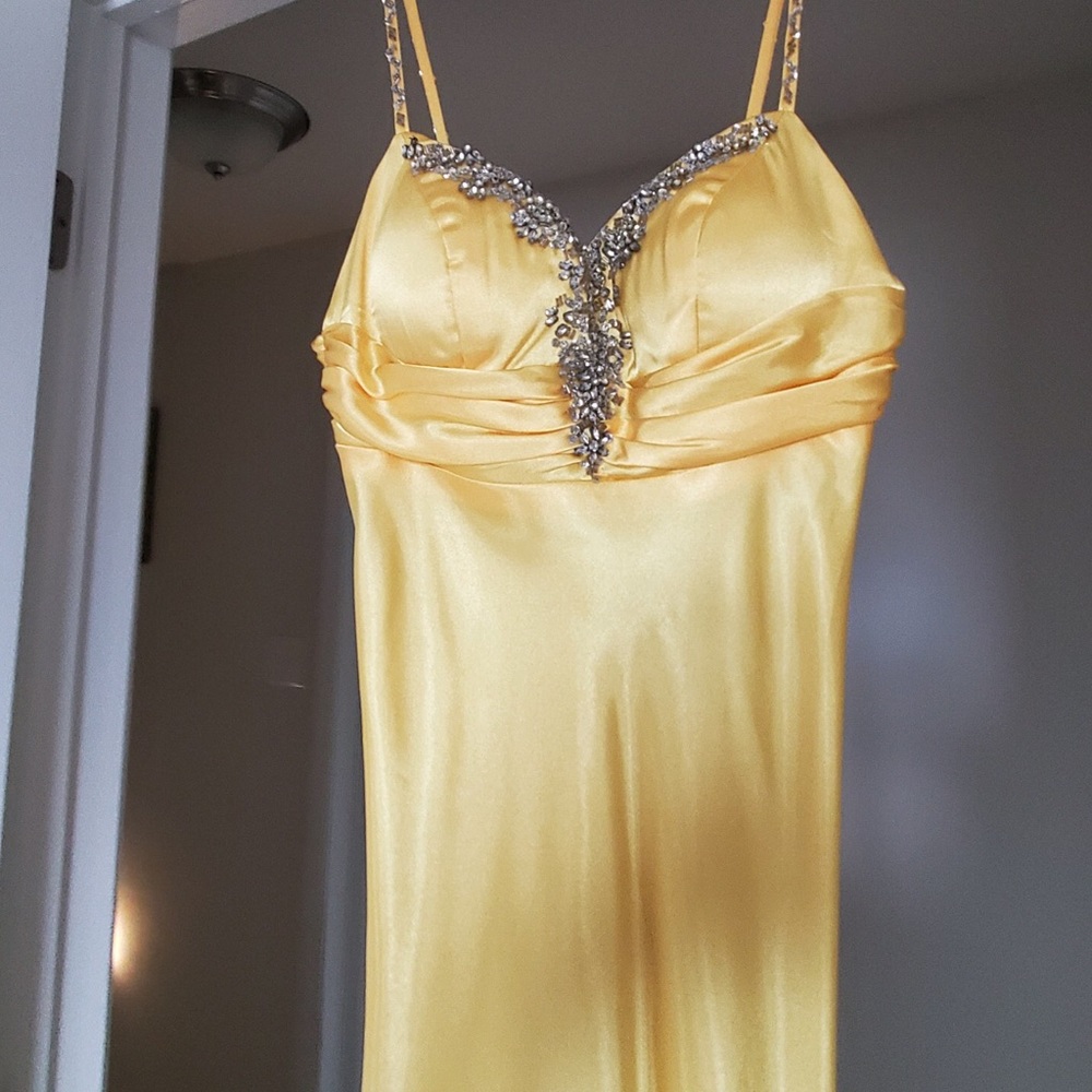 Yellow gown perfect condition